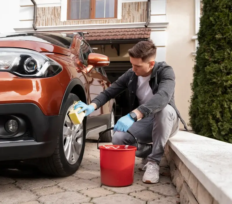 Lavage auto à domicile Étoutteville : professionnel intervenant sur un véhicule